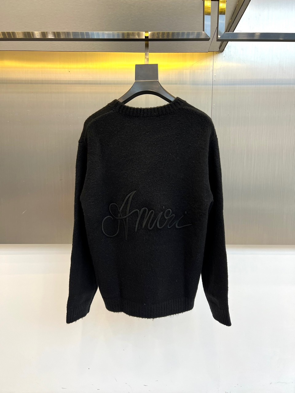 ami、2025秋冬新品，以软糯纱线重塑经典圆领毛衣。宽松的廓形与圆领设计，勾勒出慵懒随性的轮廓。左胸位