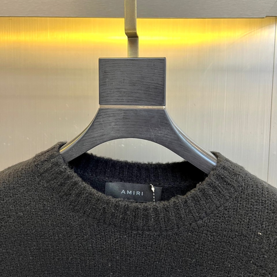 ami、2025秋冬新品，以软糯纱线重塑经典圆领毛衣。宽松的廓形与圆领设计，勾勒出慵懒随性的轮廓。左胸位