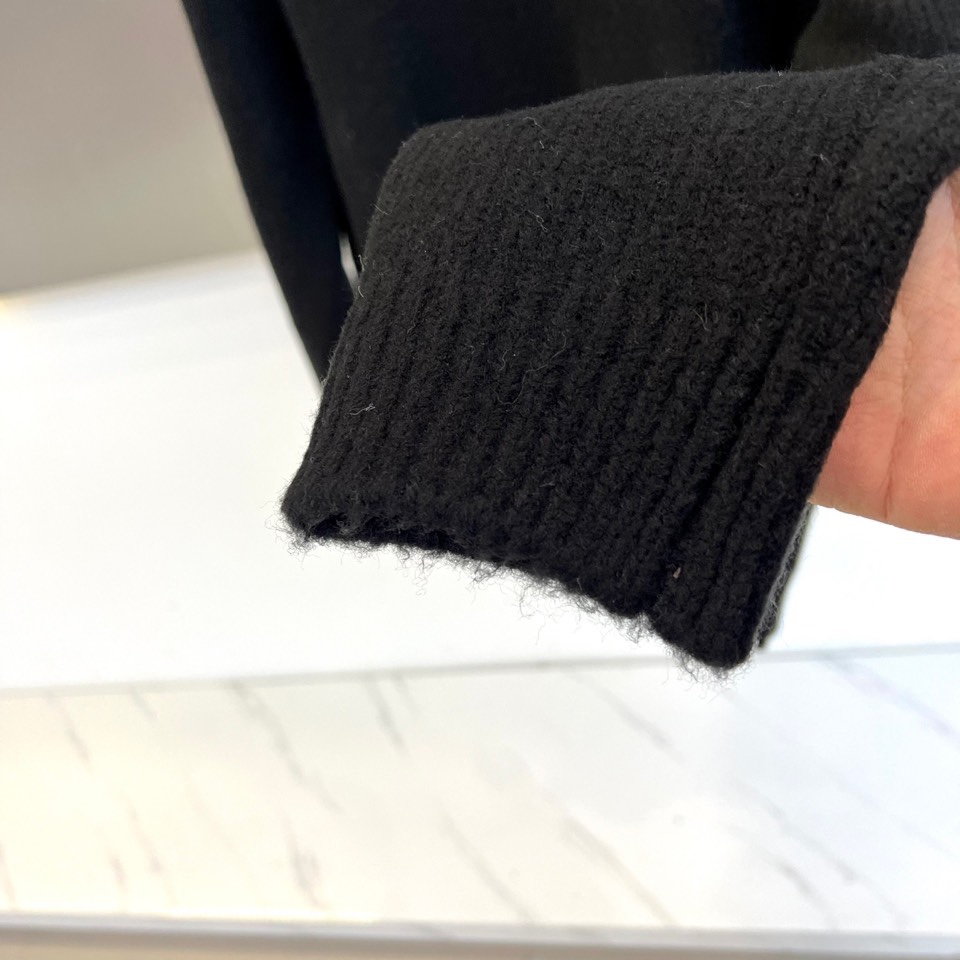 ami、2025秋冬新品，以软糯纱线重塑经典圆领毛衣。宽松的廓形与圆领设计，勾勒出慵懒随性的轮廓。左胸位