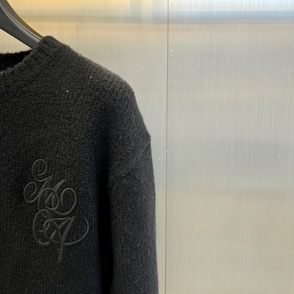 ami、2025秋冬新品，以软糯纱线重塑经典圆领毛衣。宽松的廓形与圆领设计，勾勒出慵懒随性的轮廓。左胸位