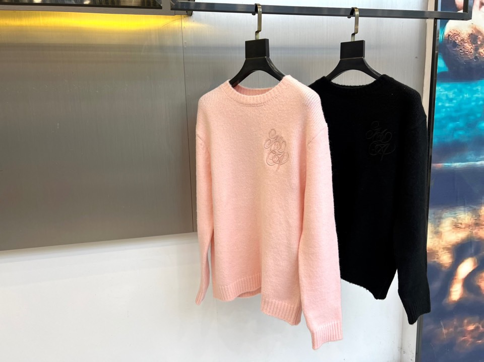 ami、2025秋冬新品，以软糯纱线重塑经典圆领毛衣。宽松的廓形与圆领设计，勾勒出慵懒随性的轮廓。左胸位