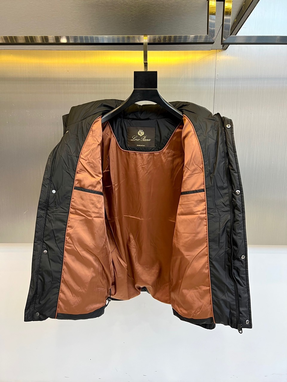 Loro Piana 2025秋冬新品羽绒服，以低调内敛的设计诠释顶级奢华。这款羽绒服采用深邃的蓝色调，