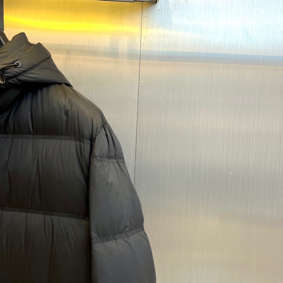 Loro Piana 2025秋冬新品羽绒服，以低调内敛的设计诠释顶级奢华。这款羽绒服采用深邃的蓝色调，