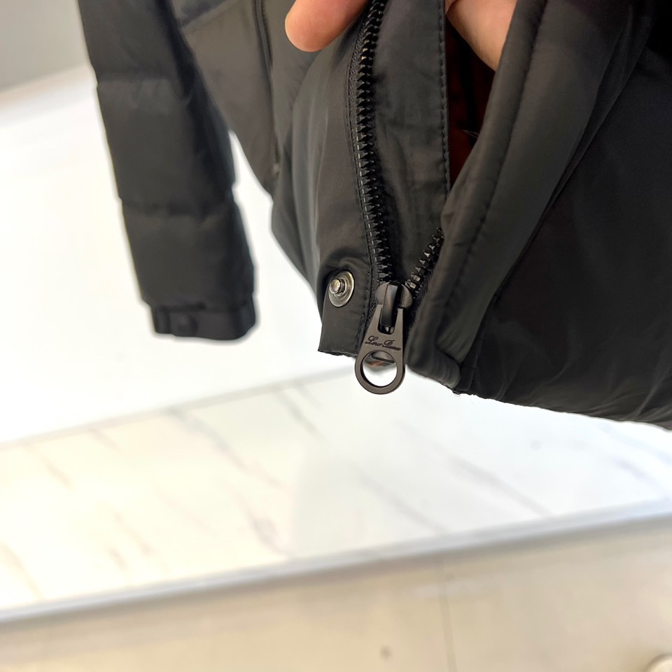 Loro Piana 2025秋冬新品羽绒服，以低调内敛的设计诠释顶级奢华。这款羽绒服采用深邃的蓝色调，