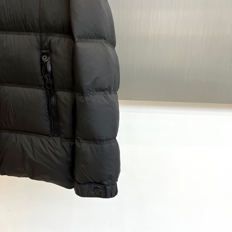 Loro Piana 2025秋冬新品羽绒服，以低调内敛的设计诠释顶级奢华。这款羽绒服采用深邃的蓝色调，