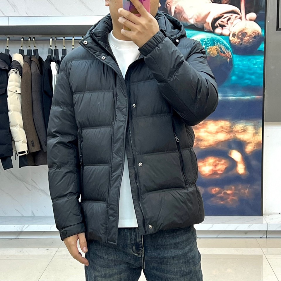 Loro Piana 2025秋冬新品羽绒服，以低调内敛的设计诠释顶级奢华。这款羽绒服采用深邃的蓝色调，