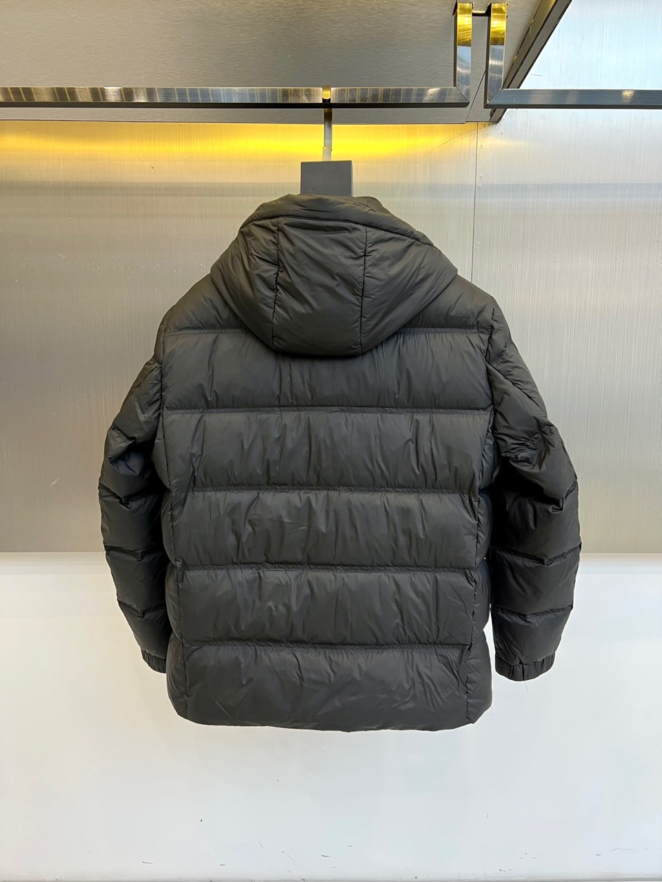 Loro Piana 2025秋冬新品羽绒服，以低调内敛的设计诠释顶级奢华。这款羽绒服采用深邃的蓝色调，