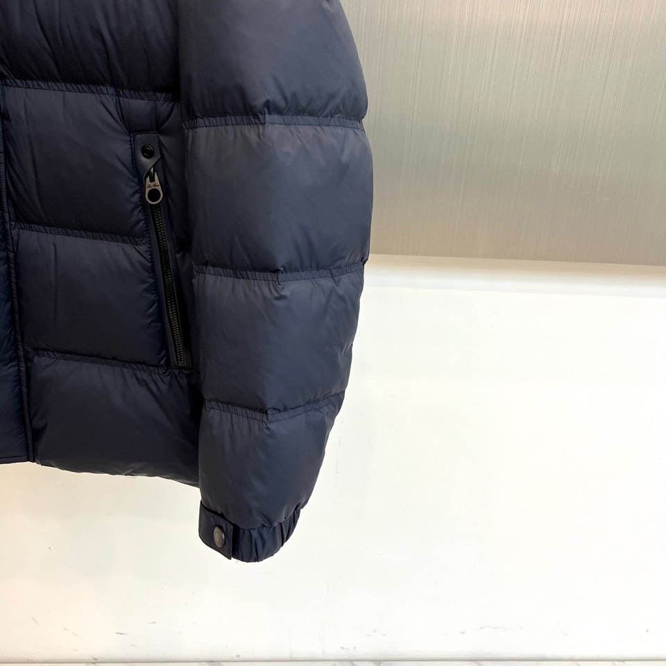 Loro Piana 2025秋冬新品羽绒服，以低调内敛的设计诠释顶级奢华。这款羽绒服采用深邃的蓝色调，