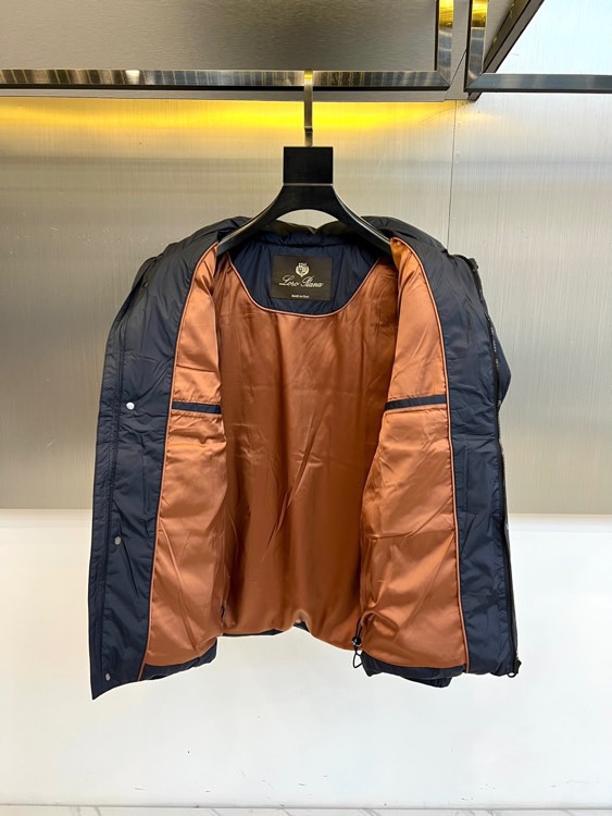 Loro Piana 2025秋冬新品羽绒服，以低调内敛的设计诠释顶级奢华。这款羽绒服采用深邃的蓝色调，