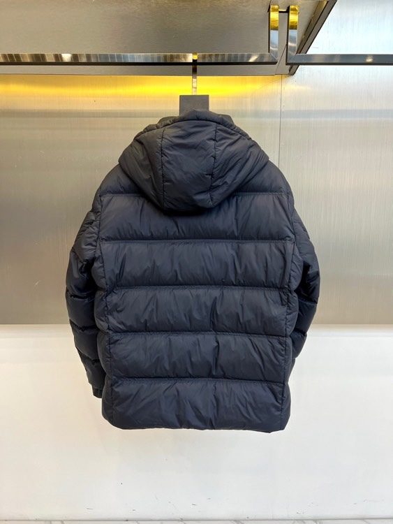 Loro Piana 2025秋冬新品羽绒服，以低调内敛的设计诠释顶级奢华。这款羽绒服采用深邃的蓝色调，