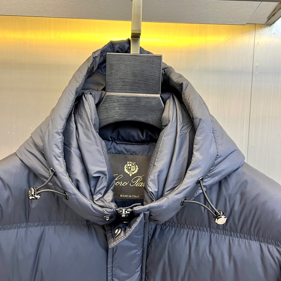 Loro Piana 2025秋冬新品羽绒服，以低调内敛的设计诠释顶级奢华。这款羽绒服采用深邃的蓝色调，