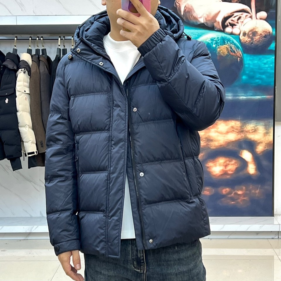 Loro Piana 2025秋冬新品羽绒服，以低调内敛的设计诠释顶级奢华。这款羽绒服采用深邃的蓝色调，