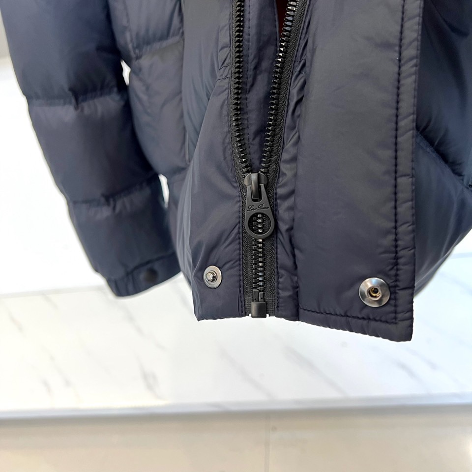 Loro Piana 2025秋冬新品羽绒服，以低调内敛的设计诠释顶级奢华。这款羽绒服采用深邃的蓝色调，