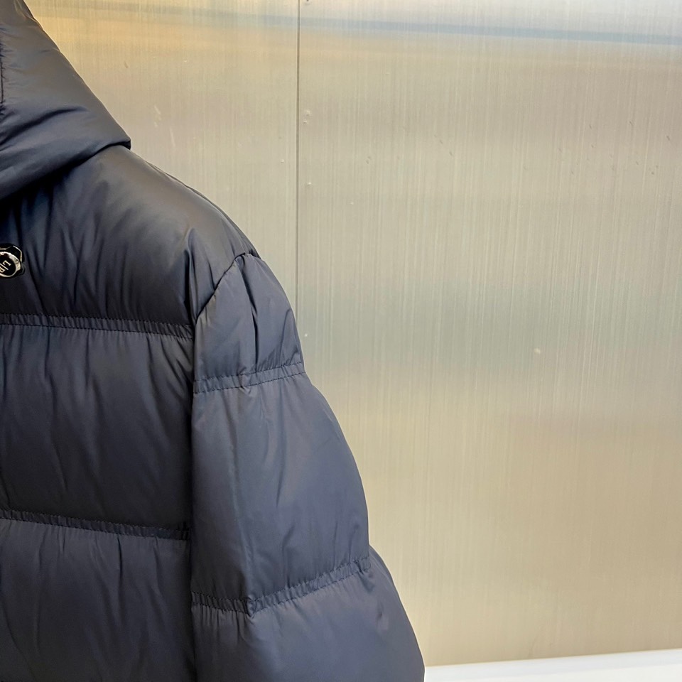 Loro Piana 2025秋冬新品羽绒服，以低调内敛的设计诠释顶级奢华。这款羽绒服采用深邃的蓝色调，