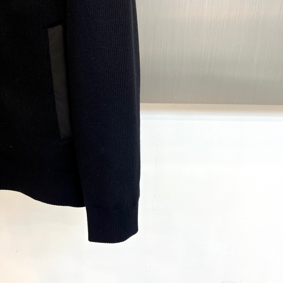 Mon蒙口、2025秋冬本季新品聚焦针织连帽夹克与高性能羽绒服，诠释双重温暖。针织连帽夹克以精工针织纹理