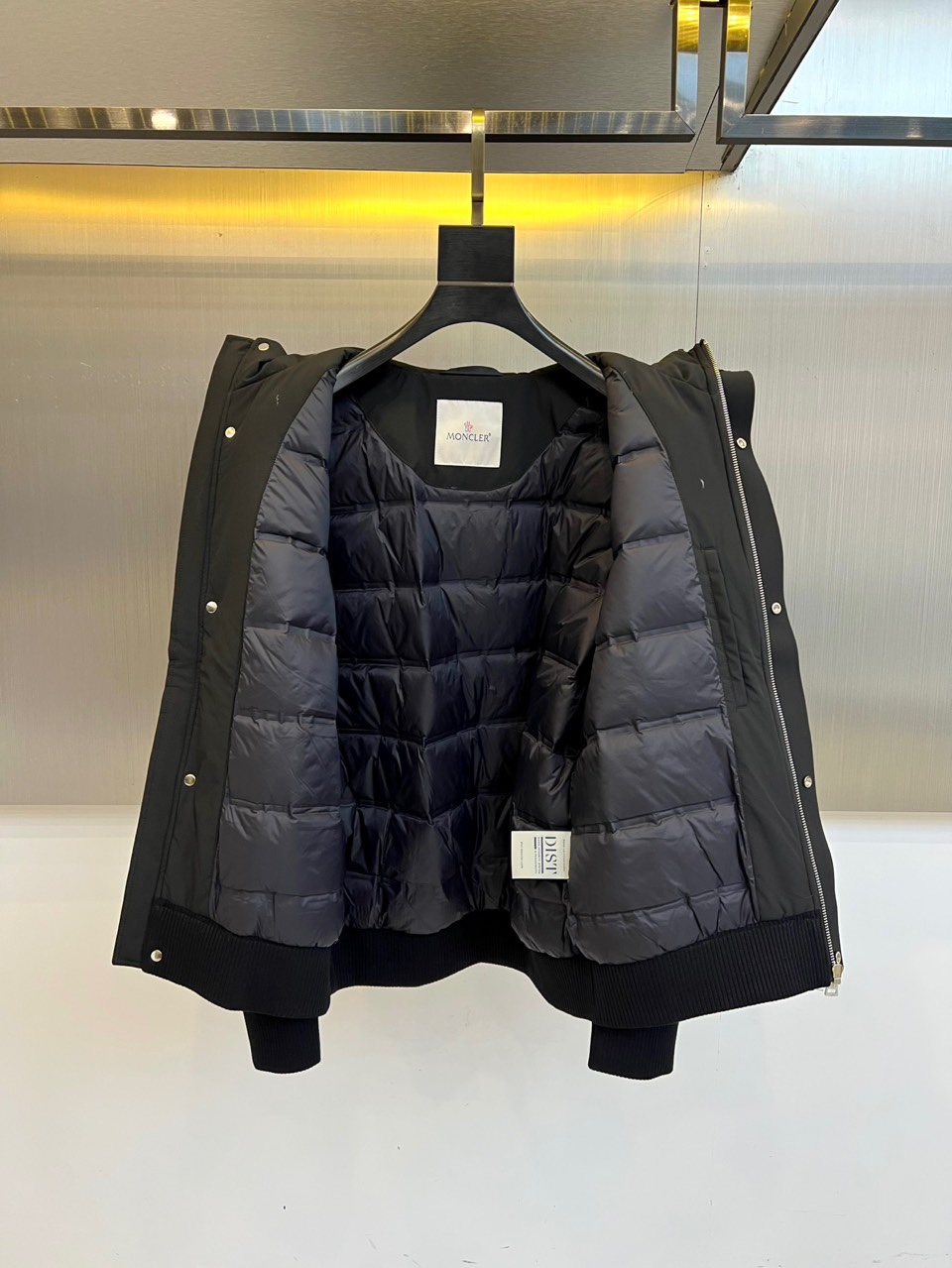 Mon蒙口、2025秋冬本季新品聚焦针织连帽夹克与高性能羽绒服，诠释双重温暖。针织连帽夹克以精工针织纹理