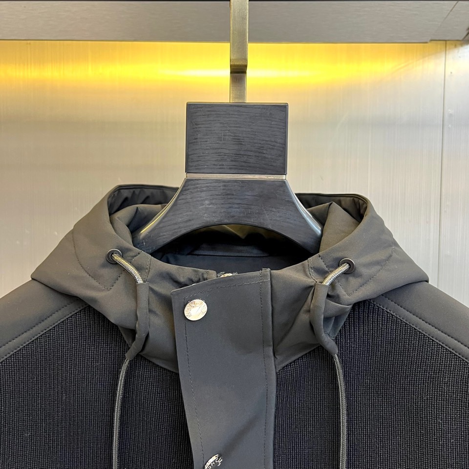 Mon蒙口、2025秋冬本季新品聚焦针织连帽夹克与高性能羽绒服，诠释双重温暖。针织连帽夹克以精工针织纹理