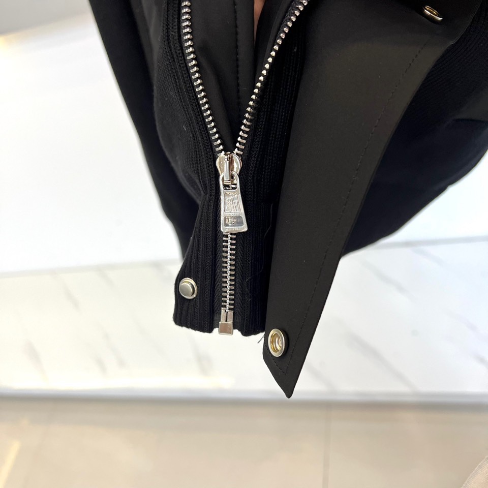 Mon蒙口、2025秋冬本季新品聚焦针织连帽夹克与高性能羽绒服，诠释双重温暖。针织连帽夹克以精工针织纹理