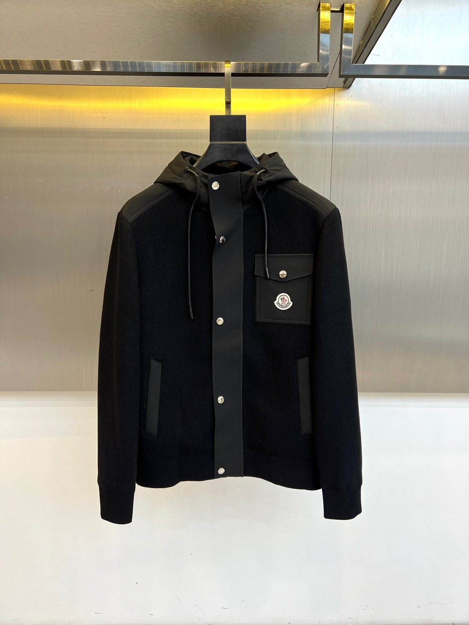 Mon蒙口、2025秋冬本季新品聚焦针织连帽夹克与高性能羽绒服，诠释双重温暖。针织连帽夹克以精工针织纹理