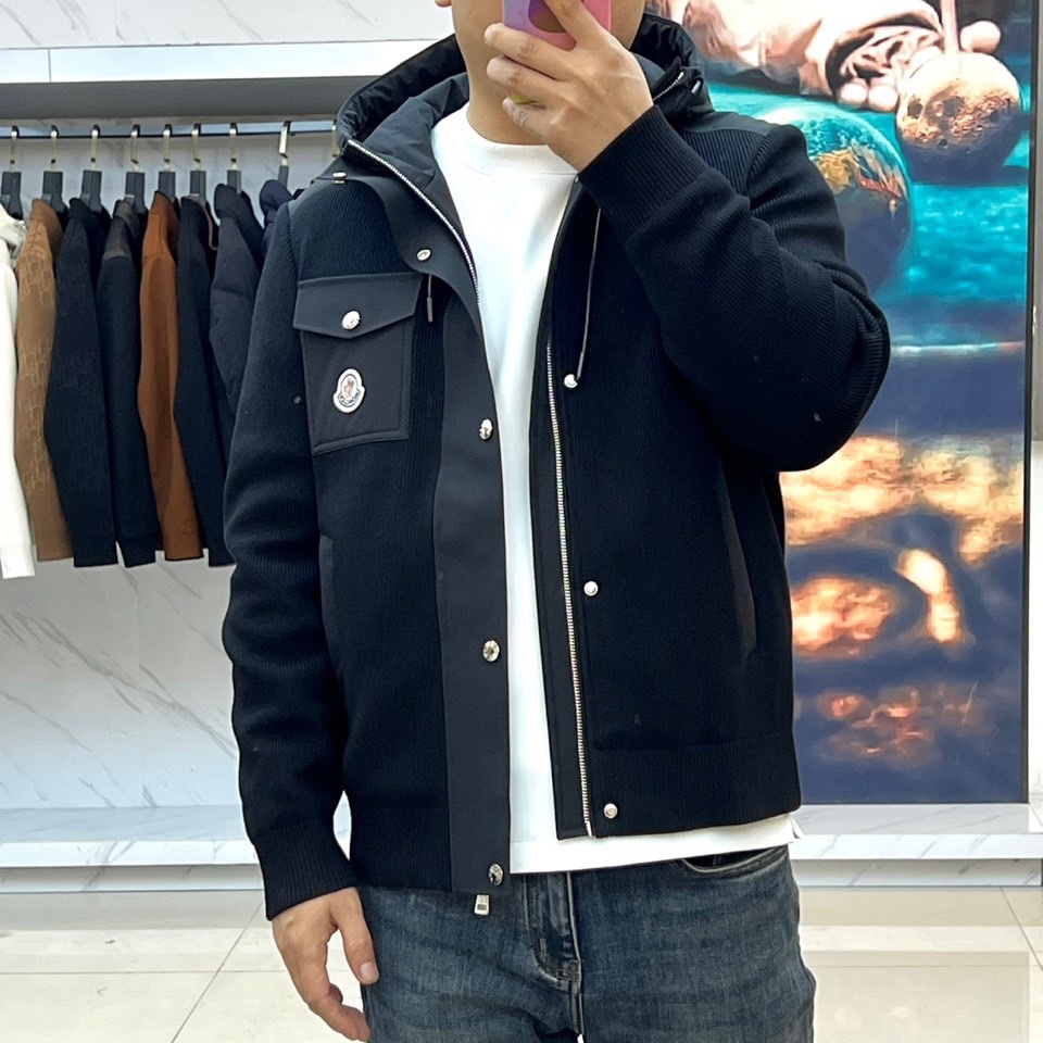 Mon蒙口、2025秋冬本季新品聚焦针织连帽夹克与高性能羽绒服，诠释双重温暖。针织连帽夹克以精工针织纹理