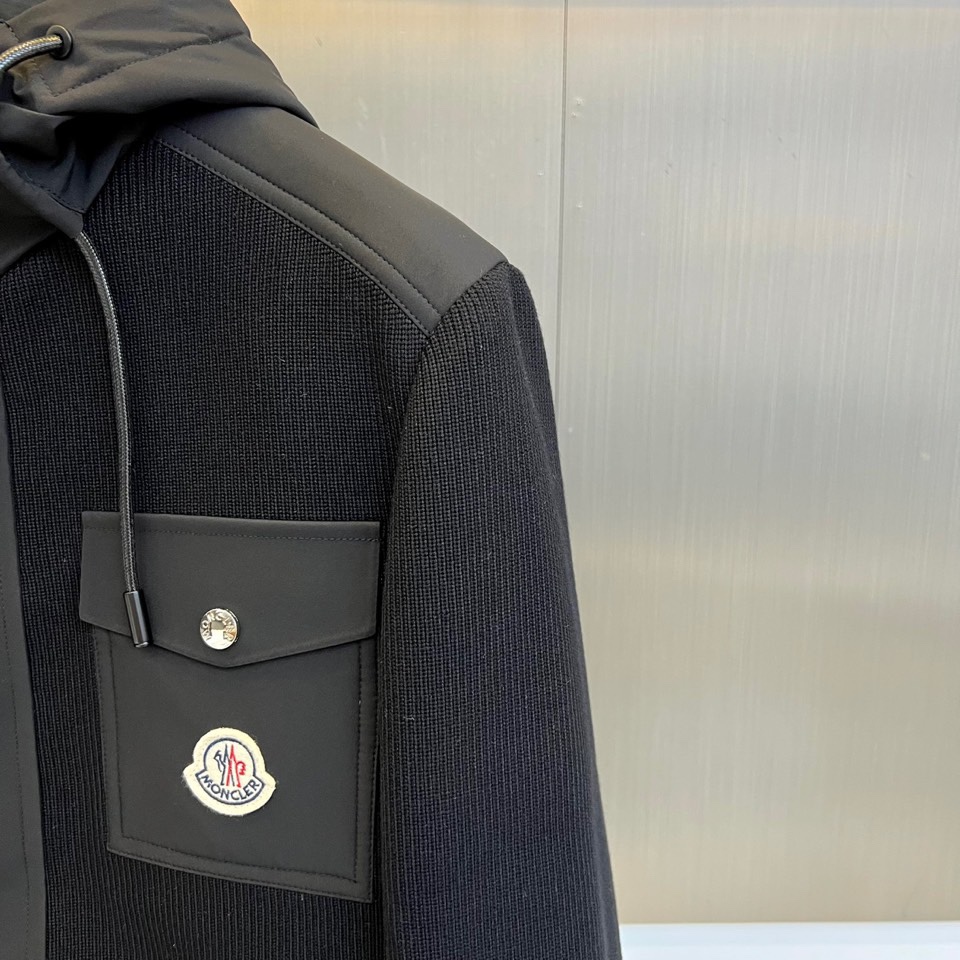 Mon蒙口、2025秋冬本季新品聚焦针织连帽夹克与高性能羽绒服，诠释双重温暖。针织连帽夹克以精工针织纹理