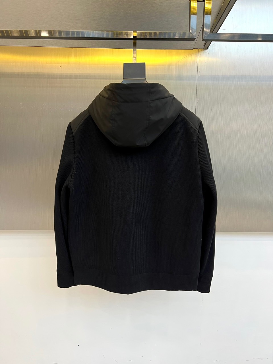 Mon蒙口、2025秋冬本季新品聚焦针织连帽夹克与高性能羽绒服，诠释双重温暖。针织连帽夹克以精工针织纹理