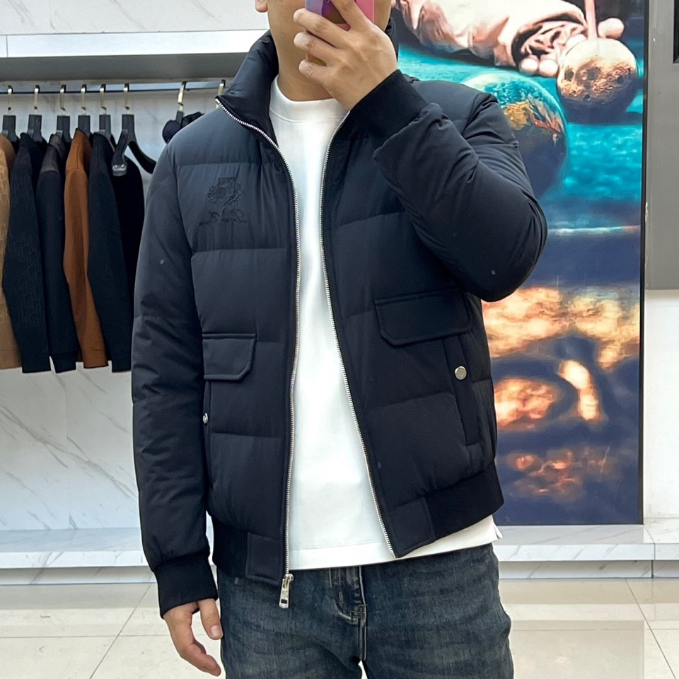 Loro Piana诺悠翩雅、2025秋冬新品羽绒服，以深邃海军蓝诠释静谧奢华的当代风范。本品采用简约利