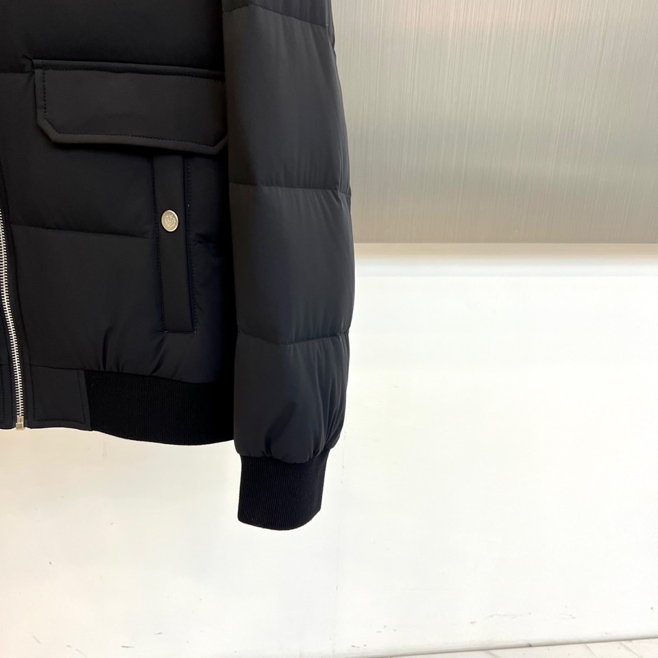 Loro Piana诺悠翩雅、2025秋冬新品羽绒服，以深邃海军蓝诠释静谧奢华的当代风范。本品采用简约利