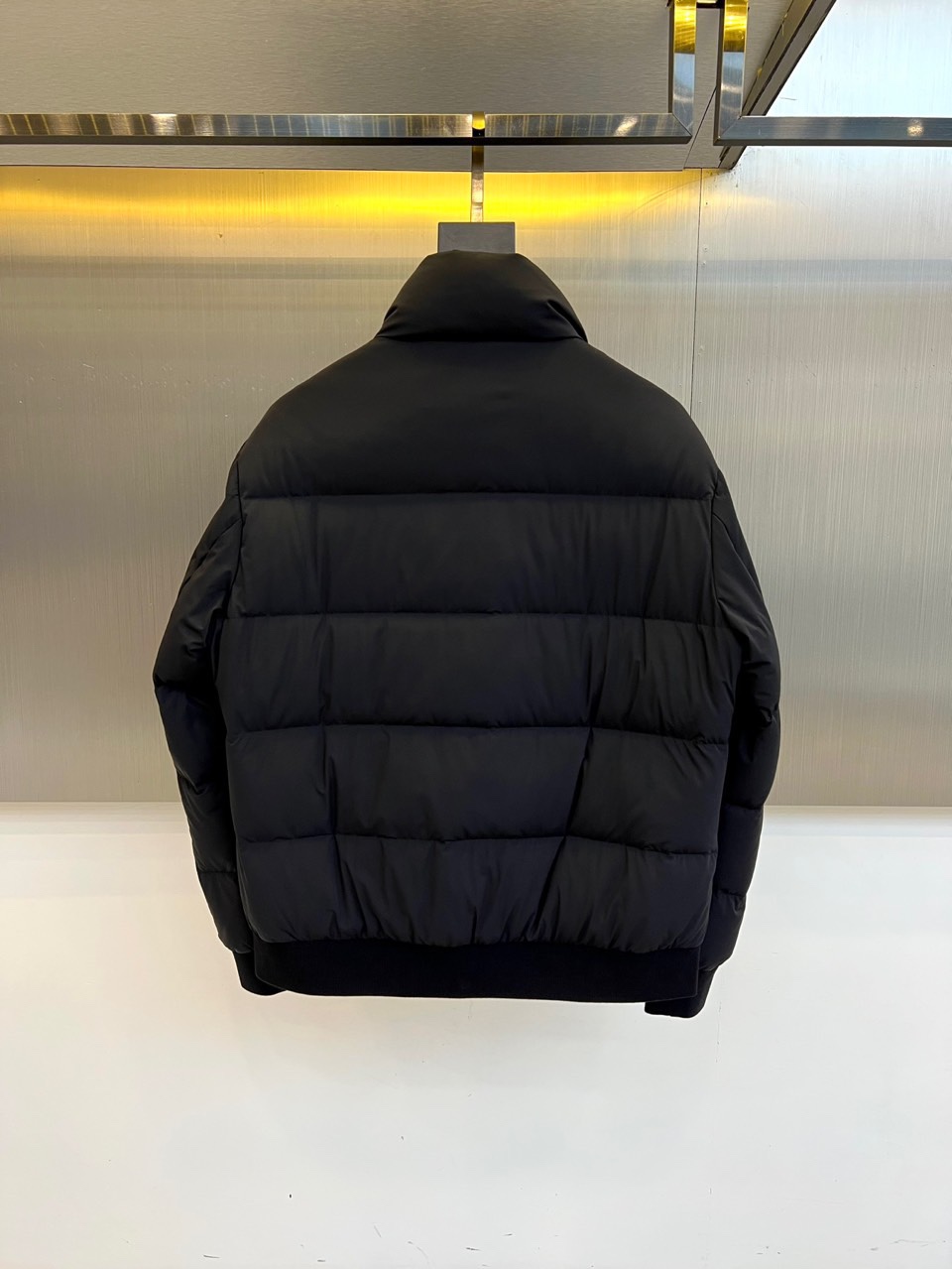 Loro Piana诺悠翩雅、2025秋冬新品羽绒服，以深邃海军蓝诠释静谧奢华的当代风范。本品采用简约利