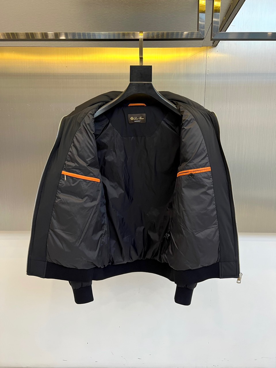 Loro Piana诺悠翩雅、2025秋冬新品羽绒服，以深邃海军蓝诠释静谧奢华的当代风范。本品采用简约利