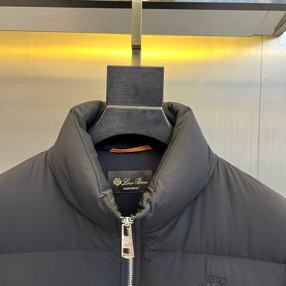 Loro Piana诺悠翩雅、2025秋冬新品羽绒服，以深邃海军蓝诠释静谧奢华的当代风范。本品采用简约利