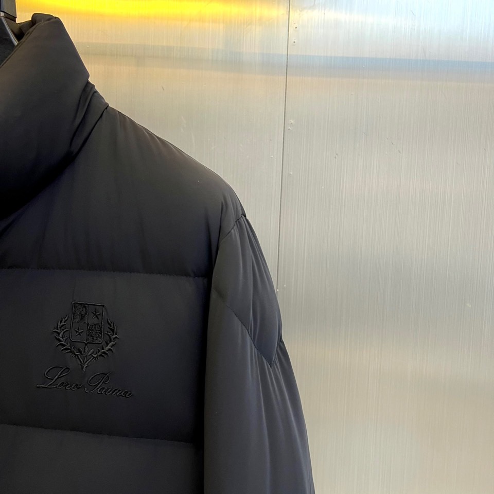 Loro Piana诺悠翩雅、2025秋冬新品羽绒服，以深邃海军蓝诠释静谧奢华的当代风范。本品采用简约利