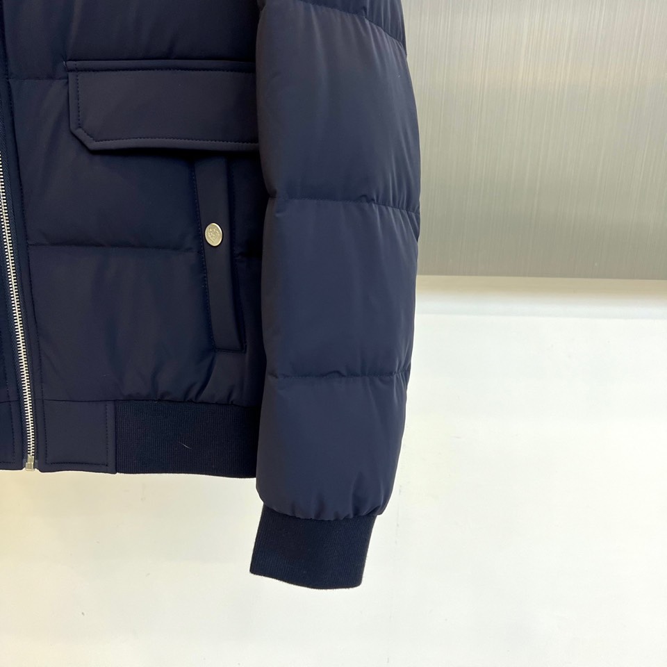 Loro Piana诺悠翩雅、2025秋冬新品羽绒服，以深邃海军蓝诠释静谧奢华的当代风范。本品采用简约利