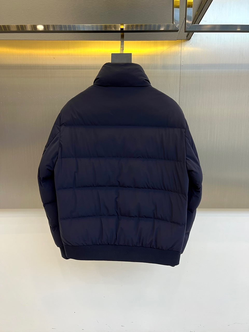 Loro Piana诺悠翩雅、2025秋冬新品羽绒服，以深邃海军蓝诠释静谧奢华的当代风范。本品采用简约利