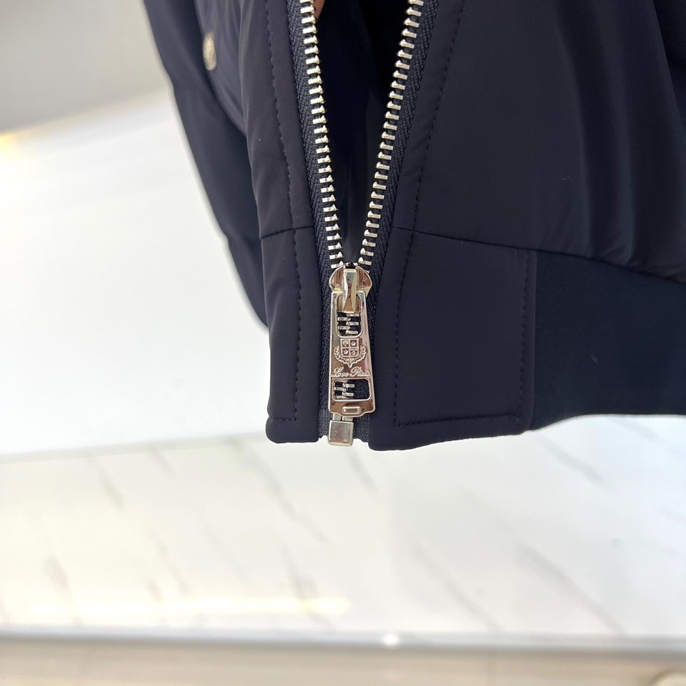 Loro Piana诺悠翩雅、2025秋冬新品羽绒服，以深邃海军蓝诠释静谧奢华的当代风范。本品采用简约利