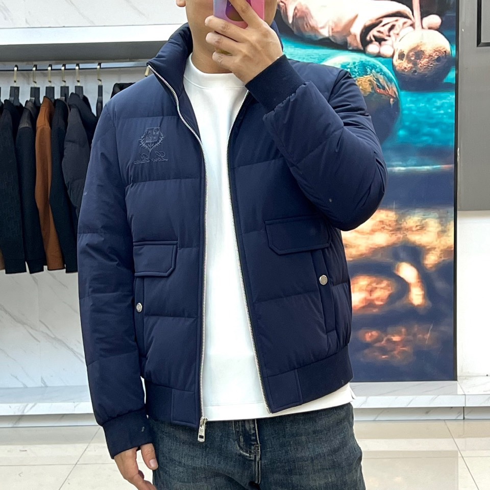 Loro Piana诺悠翩雅、2025秋冬新品羽绒服，以深邃海军蓝诠释静谧奢华的当代风范。本品采用简约利