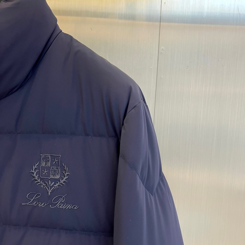Loro Piana诺悠翩雅、2025秋冬新品羽绒服，以深邃海军蓝诠释静谧奢华的当代风范。本品采用简约利