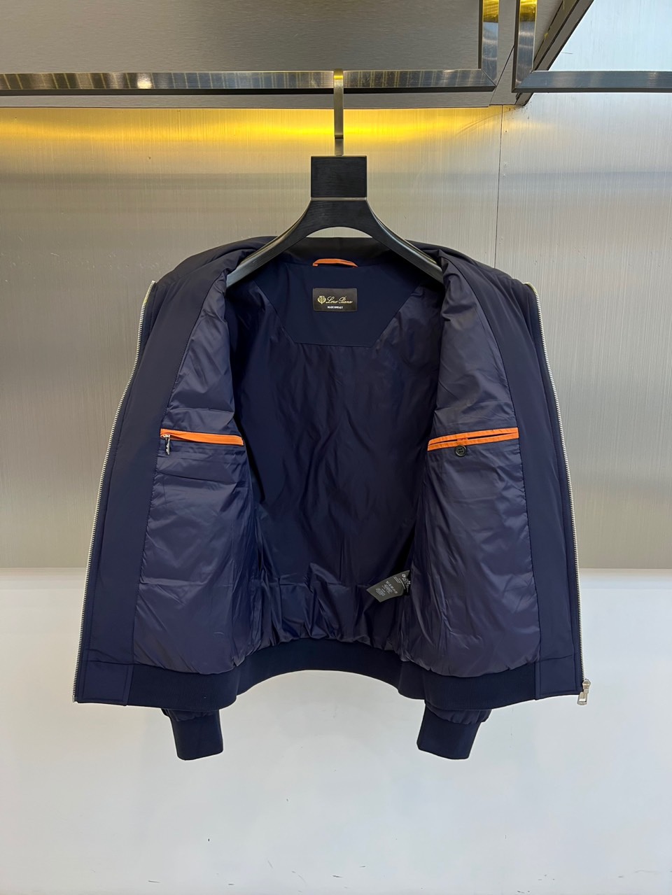 Loro Piana诺悠翩雅、2025秋冬新品羽绒服，以深邃海军蓝诠释静谧奢华的当代风范。本品采用简约利