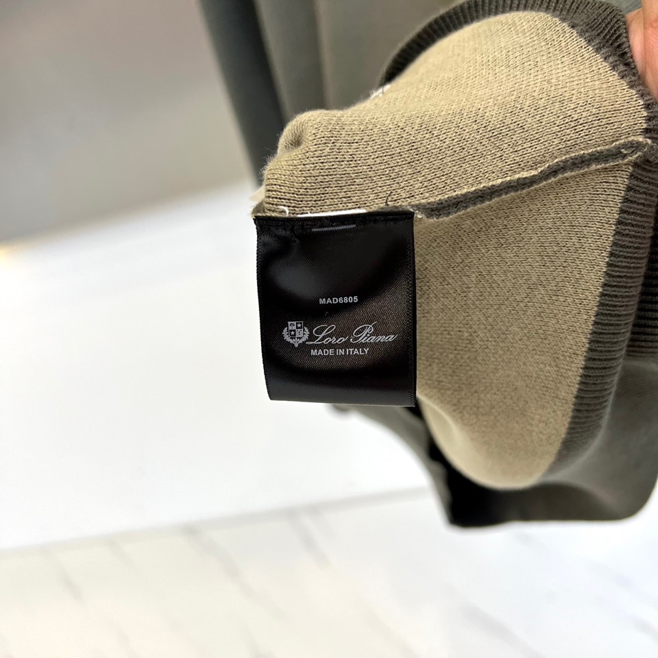 Loro Piana诺悠翩雅、羊毛混纺高领毛衣，2025秋冬新品，款式采用高领设计，不仅保暖御寒，更能修