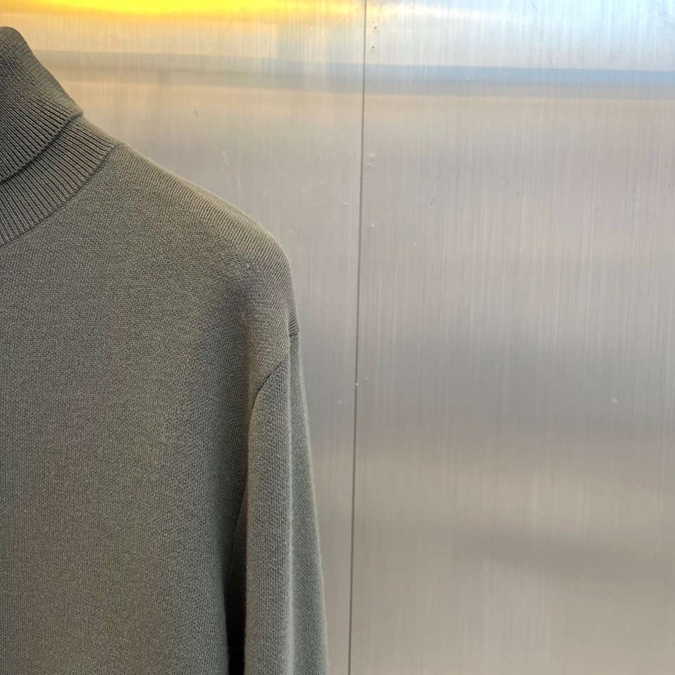 Loro Piana诺悠翩雅、羊毛混纺高领毛衣，2025秋冬新品，款式采用高领设计，不仅保暖御寒，更能修