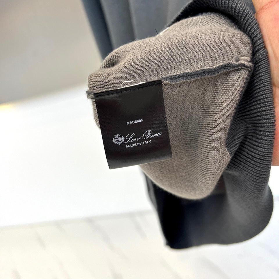 Loro Piana诺悠翩雅、羊毛混纺高领毛衣，2025秋冬新品，款式采用高领设计，不仅保暖御寒，更能修