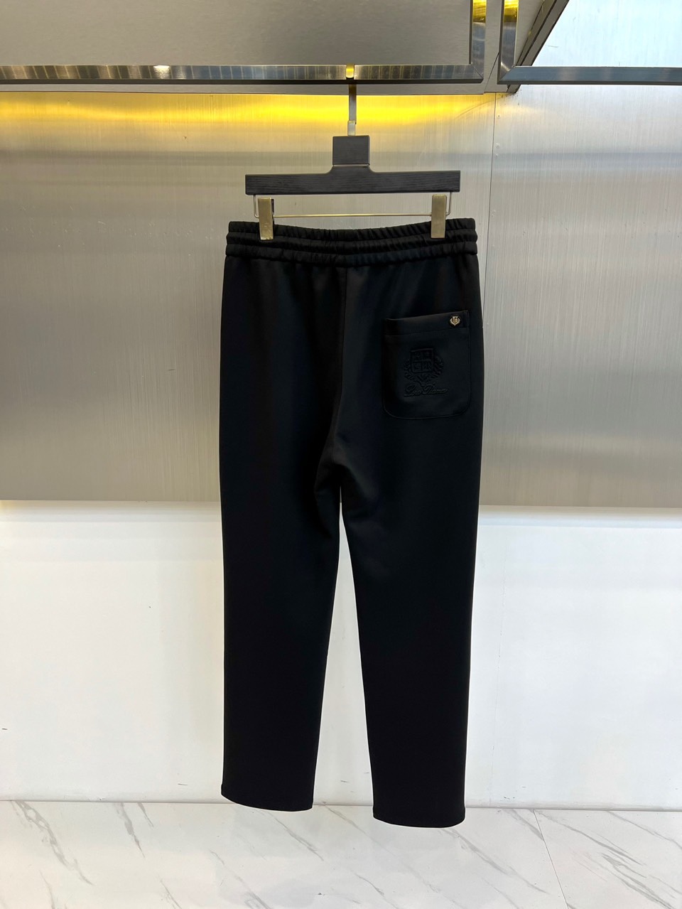 Loro Piana诺悠翩雅、2025秋冬新品男士休闲运动裤系列，以深邃黑色、高级深灰与经典深蓝三款色调