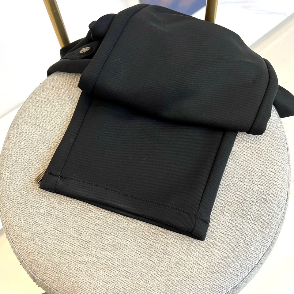 Loro Piana诺悠翩雅、2025秋冬新品男士休闲运动裤系列，以深邃黑色、高级深灰与经典深蓝三款色调