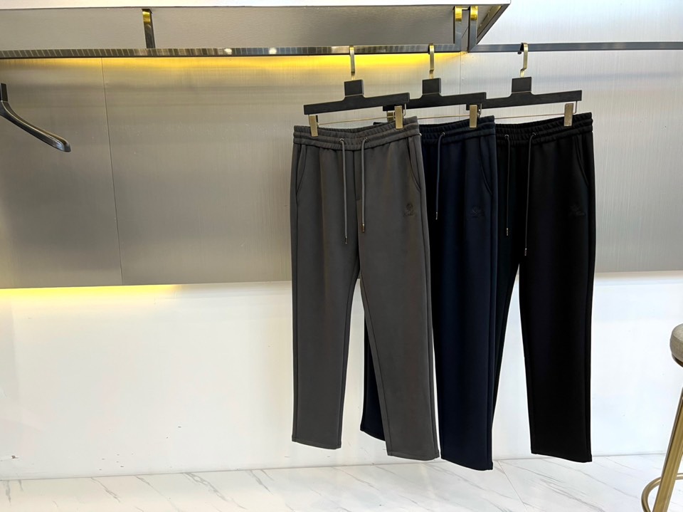 Loro Piana诺悠翩雅、2025秋冬新品男士休闲运动裤系列，以深邃黑色、高级深灰与经典深蓝三款色调