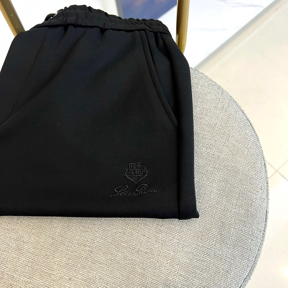 Loro Piana诺悠翩雅、2025秋冬新品男士休闲运动裤系列，以深邃黑色、高级深灰与经典深蓝三款色调