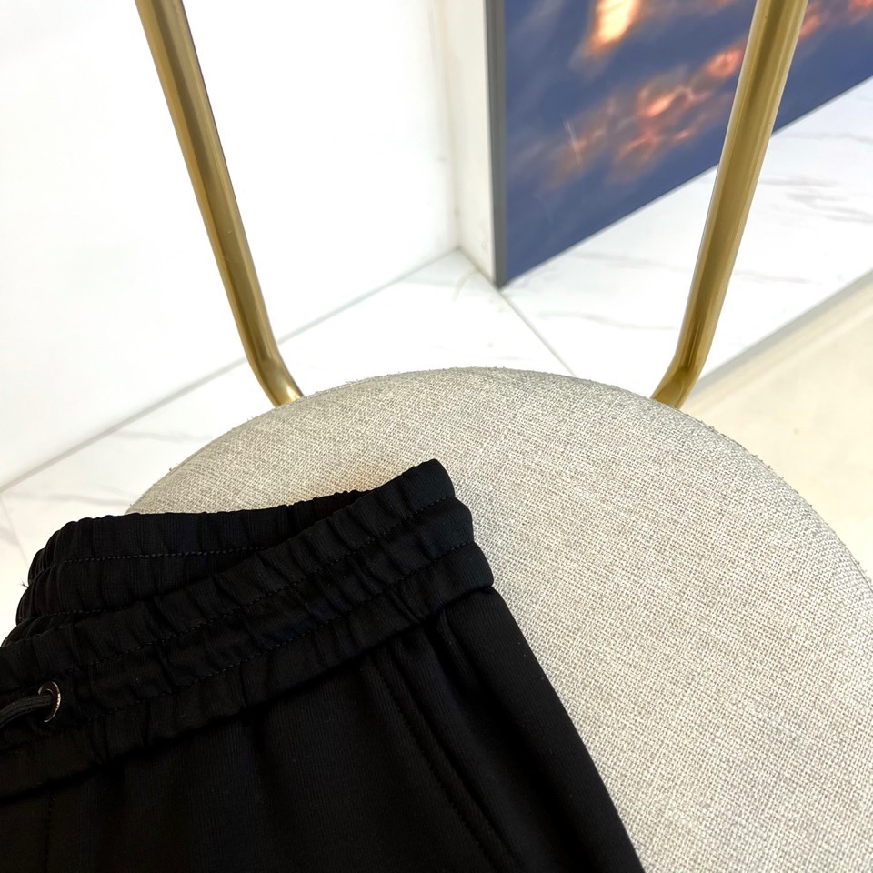 Loro Piana诺悠翩雅、2025秋冬新品男士休闲运动裤系列，以深邃黑色、高级深灰与经典深蓝三款色调