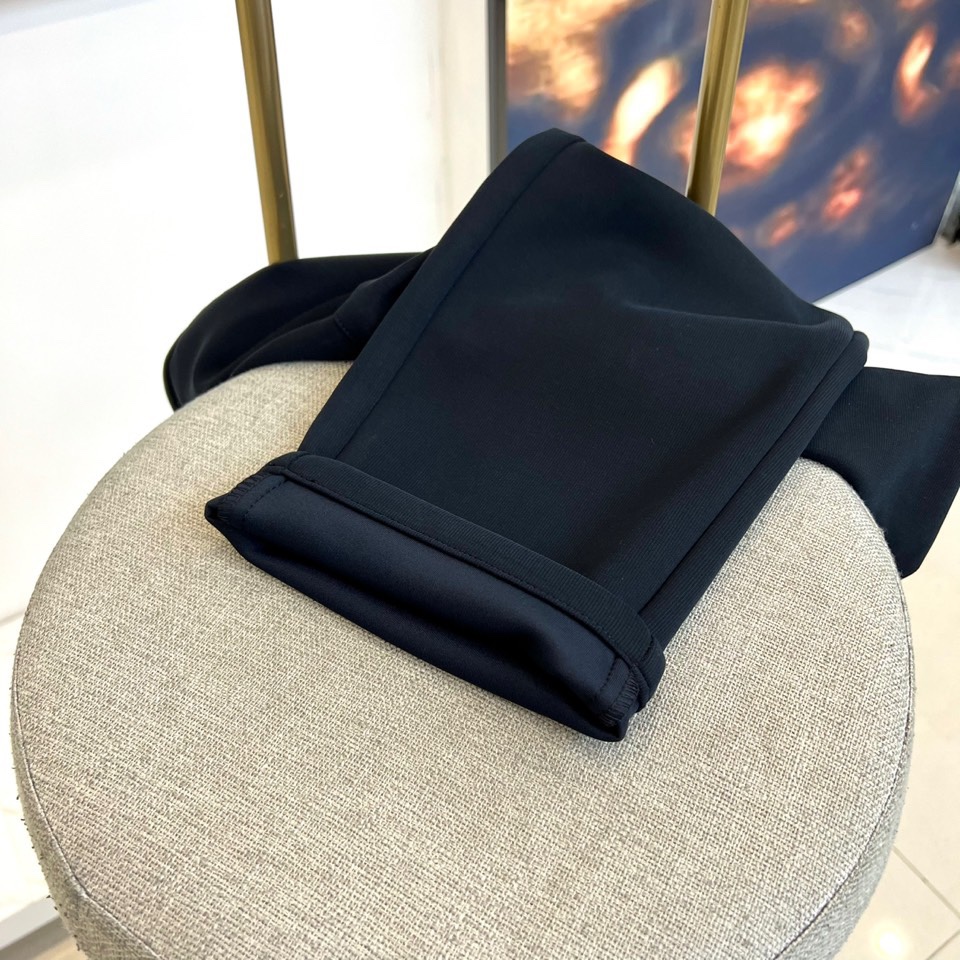 Loro Piana诺悠翩雅、2025秋冬新品男士休闲运动裤系列，以深邃黑色、高级深灰与经典深蓝三款色调