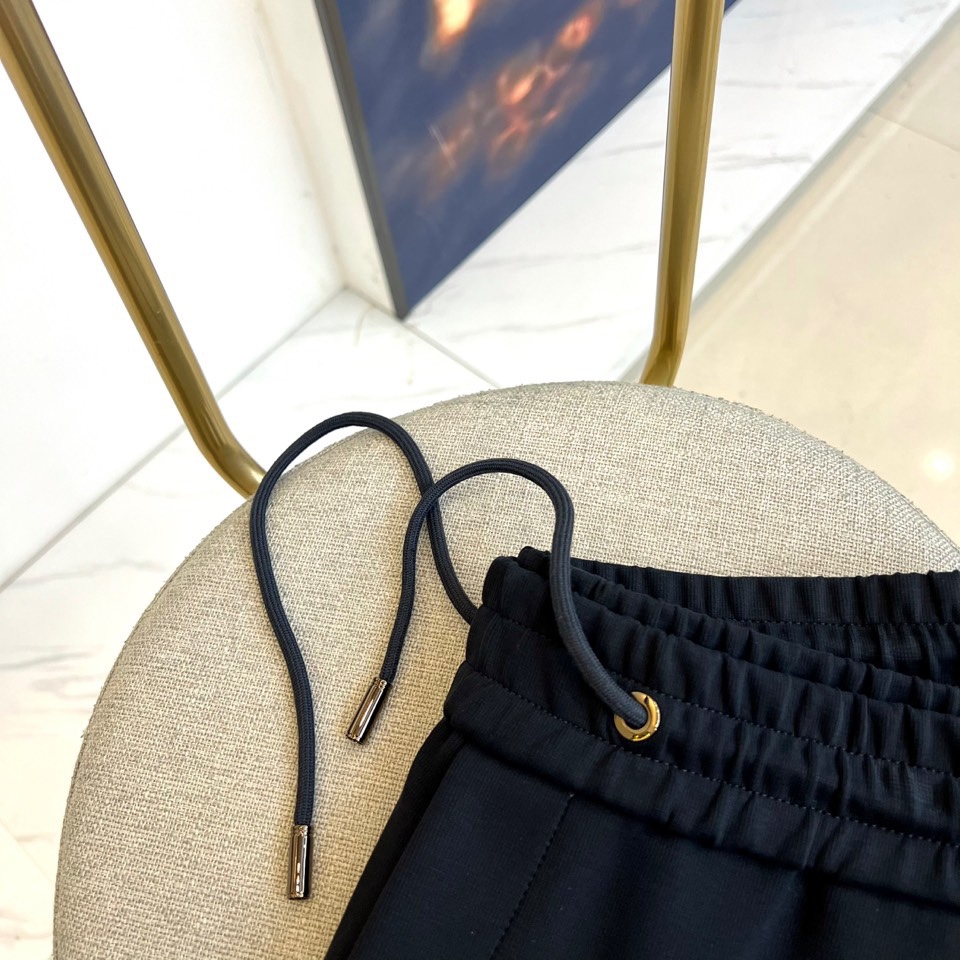 Loro Piana诺悠翩雅、2025秋冬新品男士休闲运动裤系列，以深邃黑色、高级深灰与经典深蓝三款色调