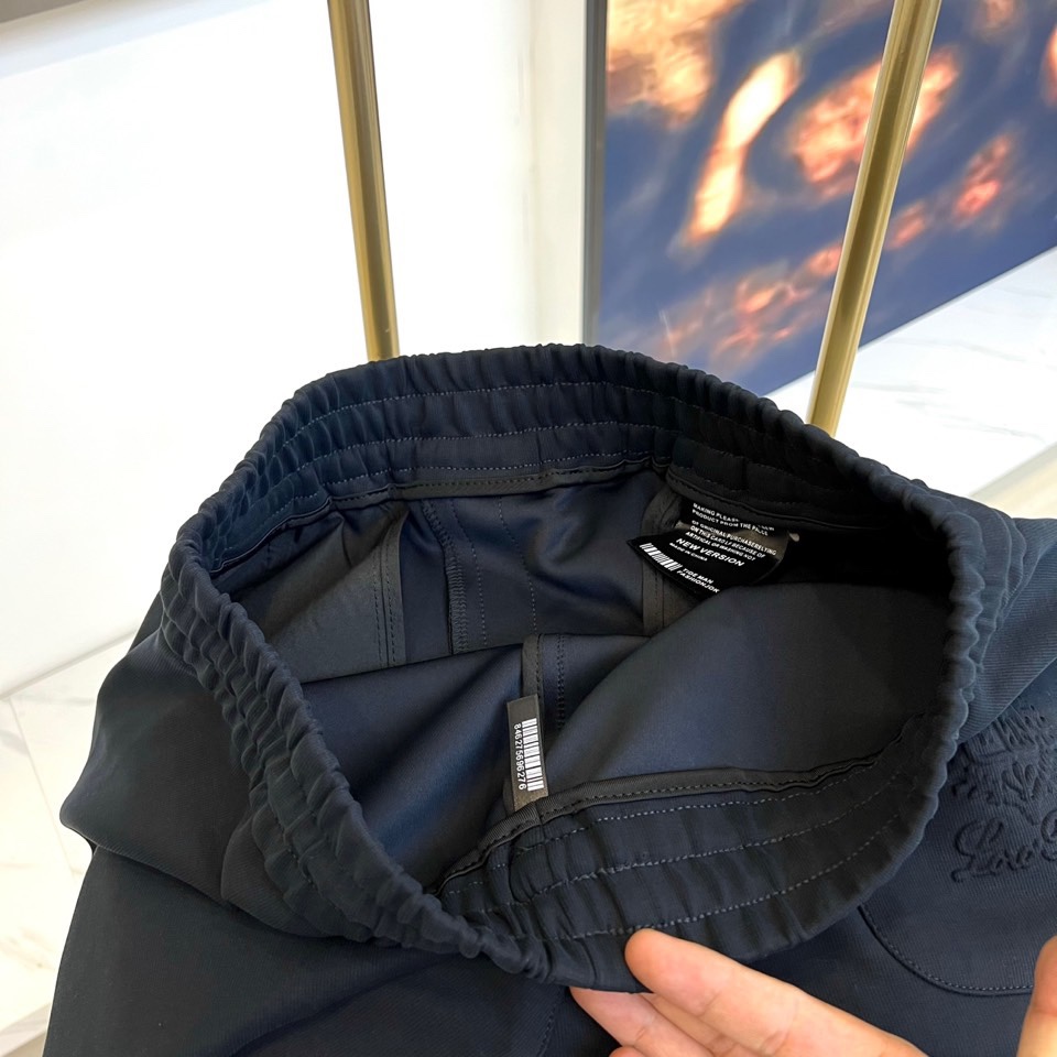 Loro Piana诺悠翩雅、2025秋冬新品男士休闲运动裤系列，以深邃黑色、高级深灰与经典深蓝三款色调