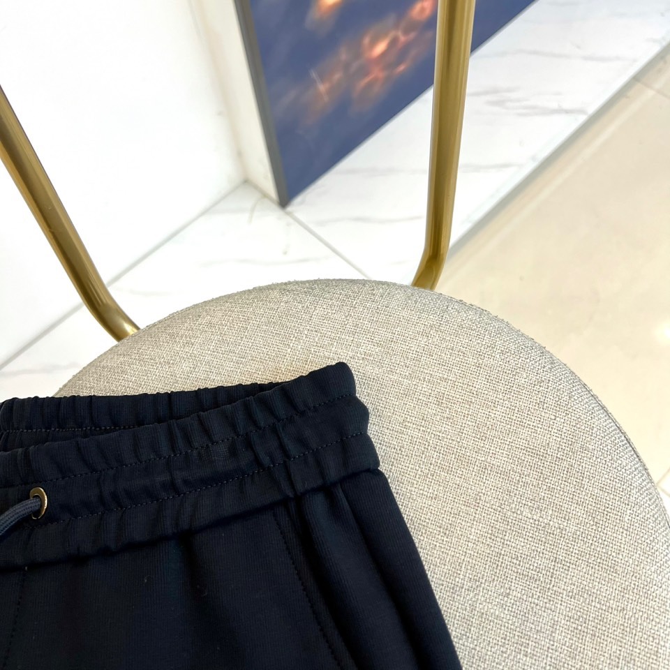 Loro Piana诺悠翩雅、2025秋冬新品男士休闲运动裤系列，以深邃黑色、高级深灰与经典深蓝三款色调